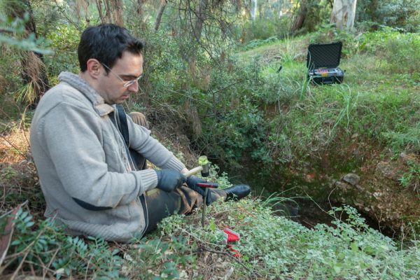 quatroforce_geologikos_anixneuths_kenou_edafous_metallon