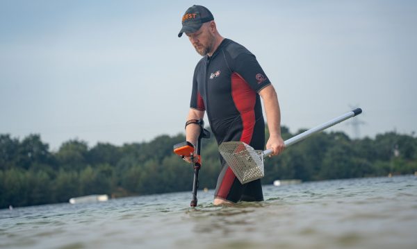 skaptiko-ergaleio-gia-anixneytes-metallon-sth-paralia-quest-scoopal